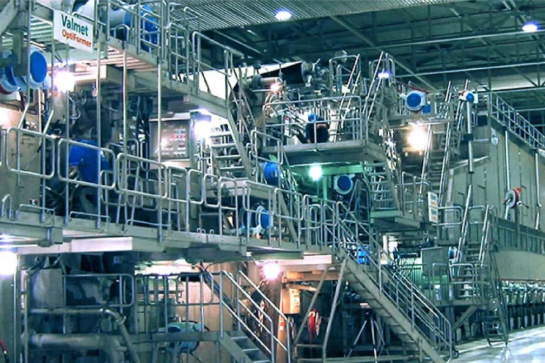 Máquina de papel en el interior de una planta papelera